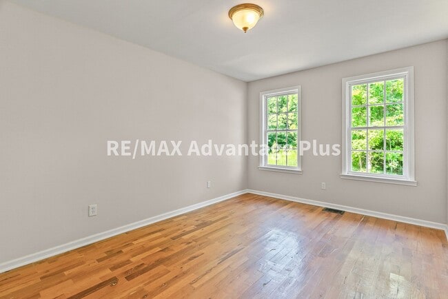 Building Photo - Picturesque 3-Bedroom Home with Cathedral ...