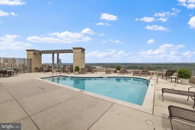 Building Photo - 8220 Crestwood Heights Dr