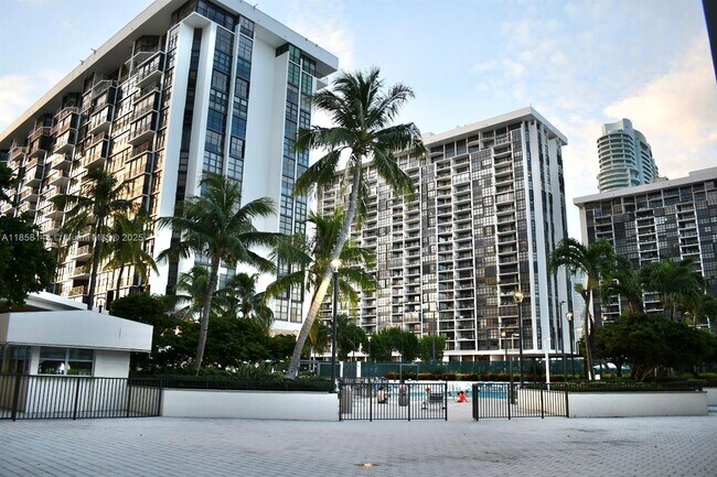 Building Photo - 1901 Brickell Ave