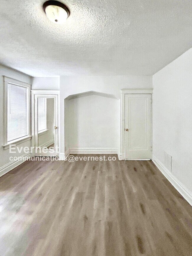 Building Photo - 2 Bed/1 Bath Townhome with Balcony / Pet-Friendly / Vouchers Accepted / Coming Soon!