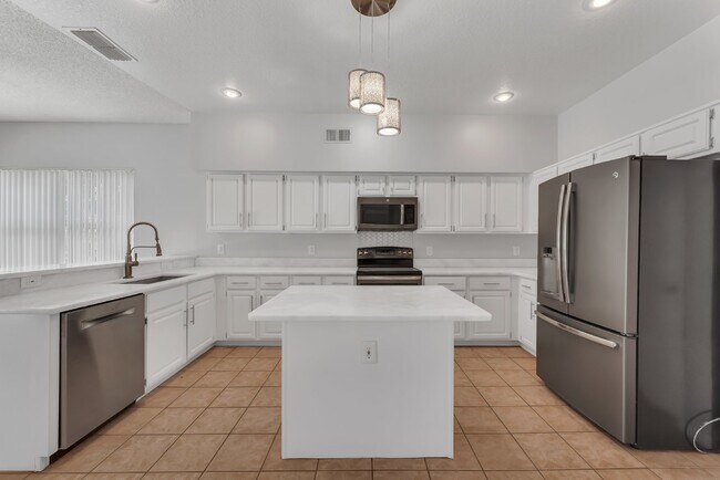 Building Photo - Spacious 6-bedroom, 3-bathroom and pool Tu...