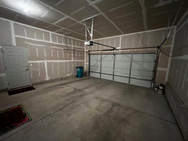 Building Photo - Charming 3 Bed, 2 Bath Home in Maple Hill