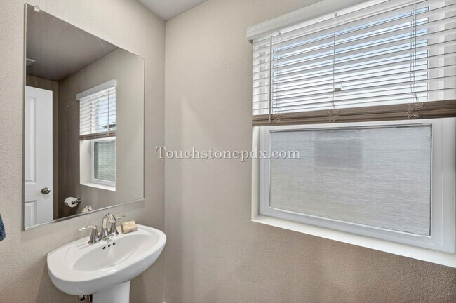 Building Photo - Recently Built Woodburn Townhome Featuring A/C