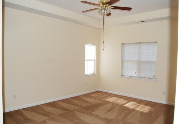Building Photo - Student Friendly Huge 4 BR house, 5 minute...