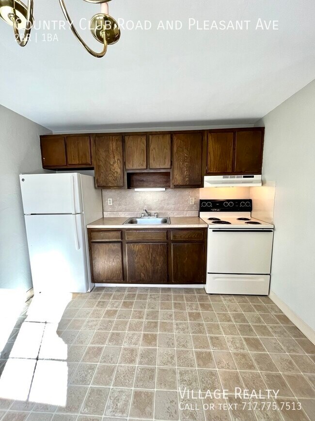 Building Photo - 605 Country Club Rd