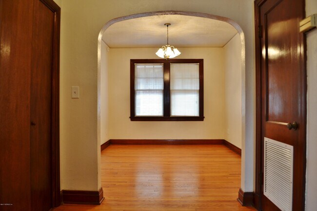 Building Photo - 2557 Dellwood Ave