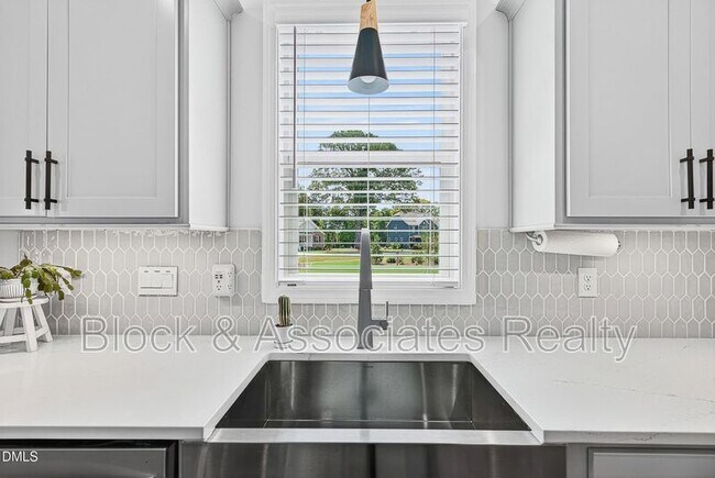 Building Photo - 236 Lily Oak Dr