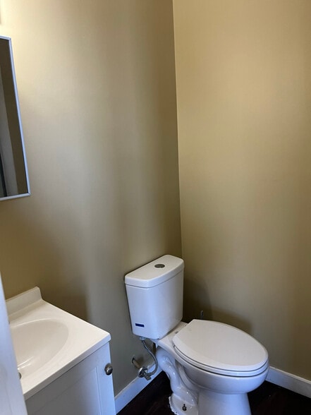 Building Photo - 913 S Main St