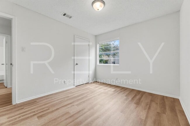 Building Photo - 302 Algerita Dr