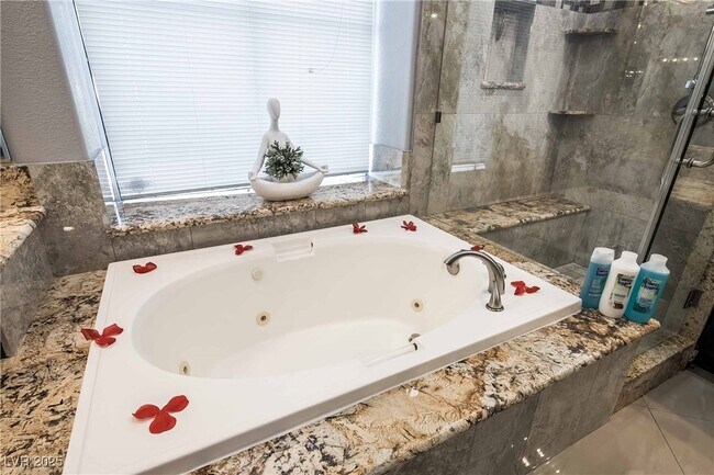 Building Photo - 1400 Castle Crest Dr