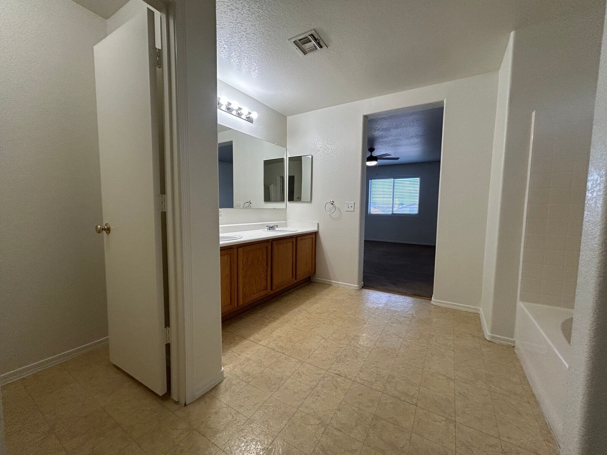 Building Photo - 7399 W Solano Dr S