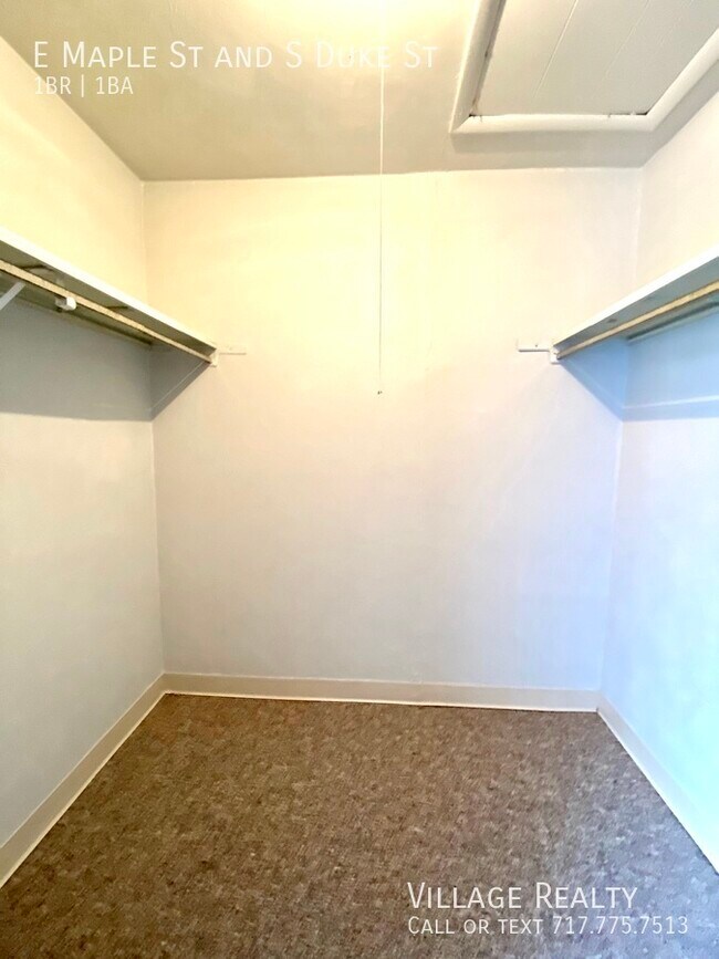 Building Photo - 461 E Maple St