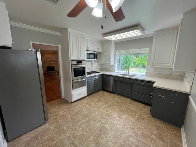 Building Photo - Upgraded 4+2 w/hardwood floors + great bac...