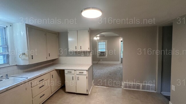 Building Photo - $850 - 2 bed 1 bath - Single Family Home