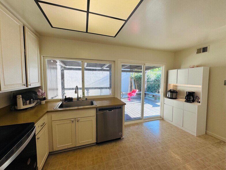 Building Photo - 7185 Via Colina