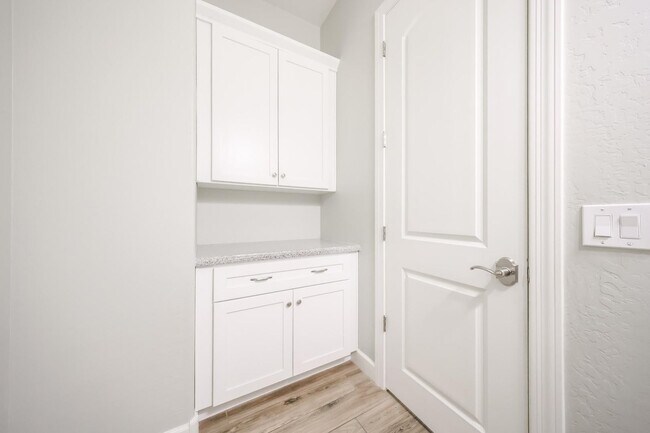 Building Photo - 1424 E Pedro Rd