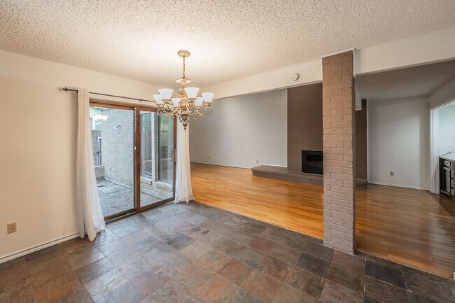 Building Photo - Amazing Townhome