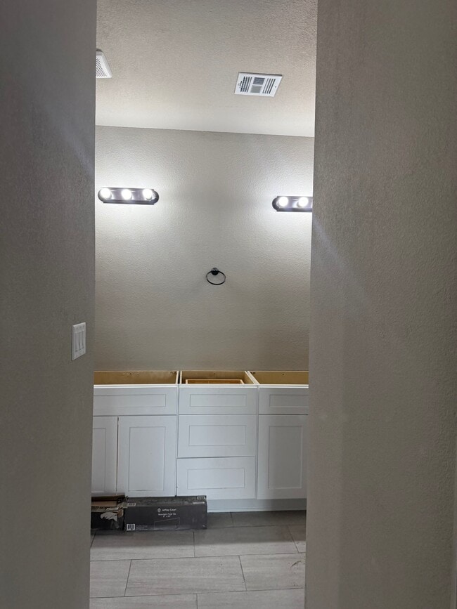 Building Photo - 10623 E 45th St