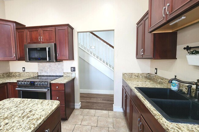 Building Photo - -NIXA- 5 bed 3 bath Home | TWO Large Maste...