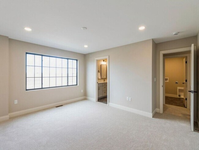 Building Photo - 2105 Lacey Dr