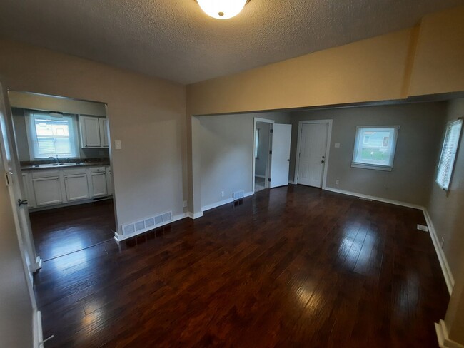 Building Photo - 2 Bedroom, 1 Bathroom rental home with gar...