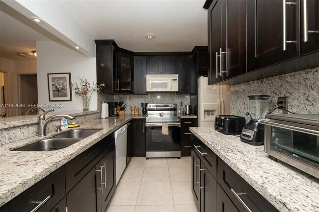 Building Photo - 11909 SW 48th Ct