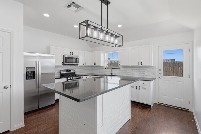 Building Photo - 6114 El Oro Dr
