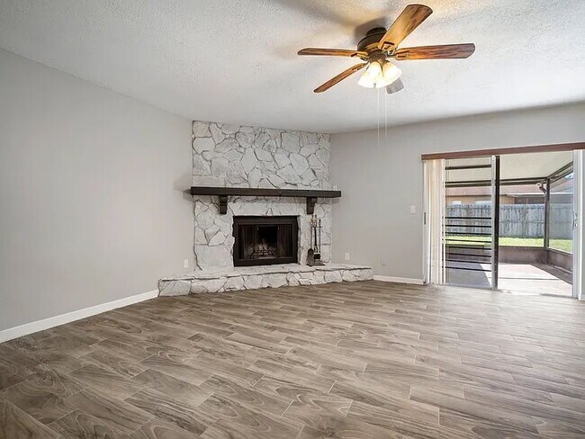 Building Photo - Beautiful Valrico Home | No Carpet + Screened Patio + Bonus Room