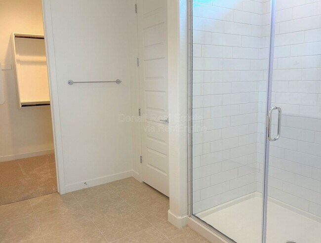 Building Photo - 9426 W Devonshire Ave