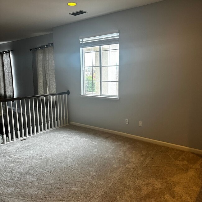 Building Photo - House For Rent!