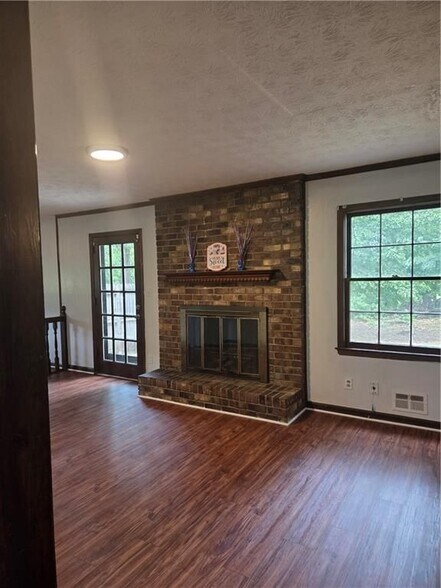 Building Photo - 2206 Country Club Dr SE