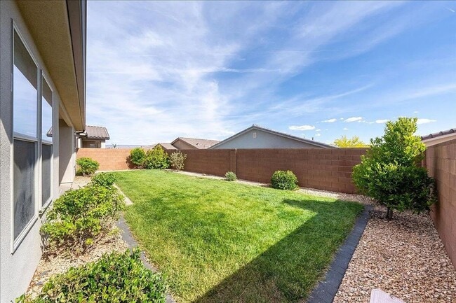 Building Photo - Bright and Spacious 3 Bedroom Home in Wash...