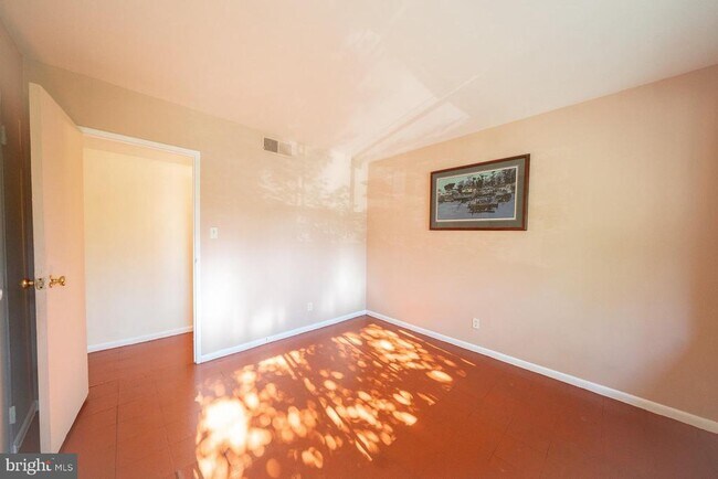 Building Photo - 5801 Quantrell Ave