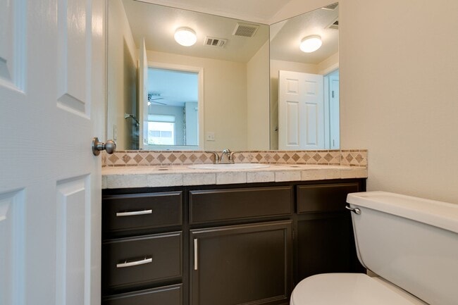 Building Photo - Immaculate 3 bedroom house with a Loft in ...