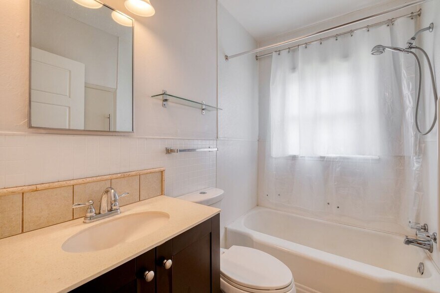 Building Photo - 710 N Ave H