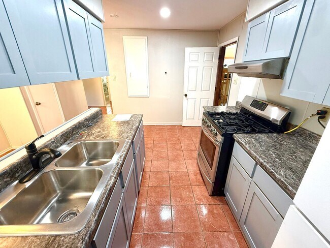 Building Photo - Charming 2-Bedroom Home with Flex Room & Gated Entry