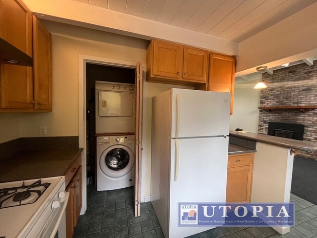 Building Photo - Beautiful and spacious 2 Bedroom, 1.5 Bathroom Located in Rio Del Mar, close to the beach and Apt...