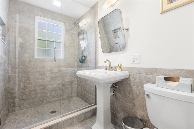 Building Photo - 142 Franklin St