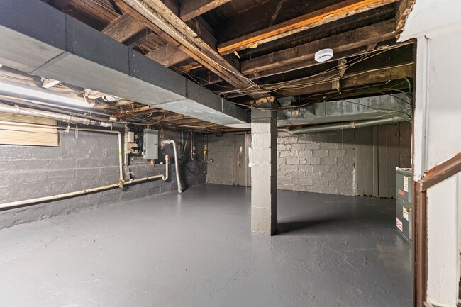 Building Photo - Welcome home to this Westend Beauty!