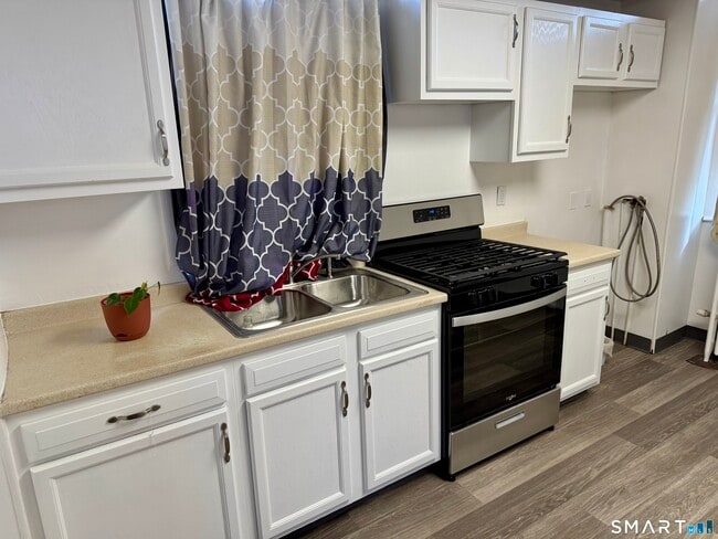 Building Photo - 185 Grove St