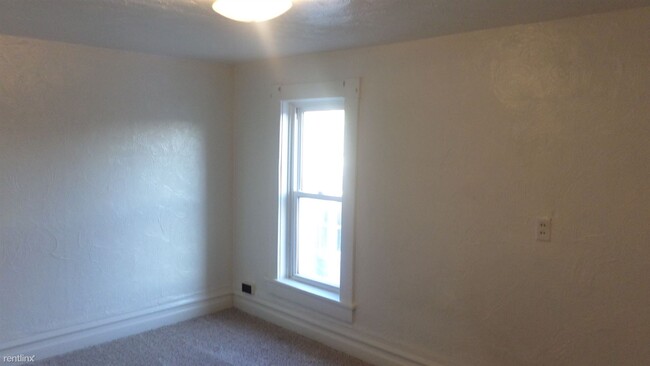 Building Photo - 3 br, 1 bath Triplex - 125 North Chestnut ...