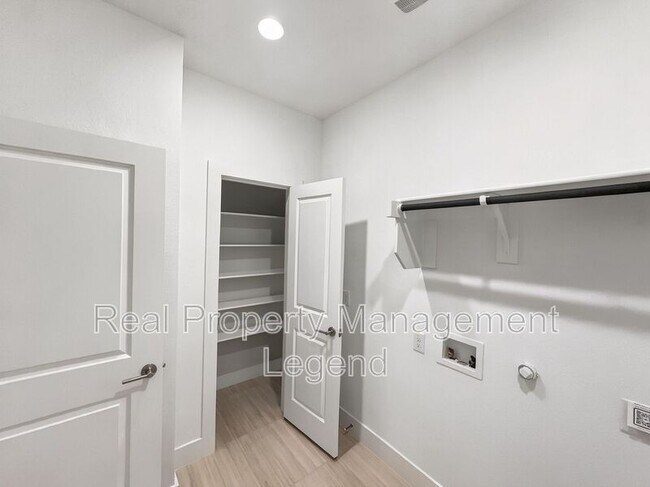 Building Photo - 1019 Modesto Dr
