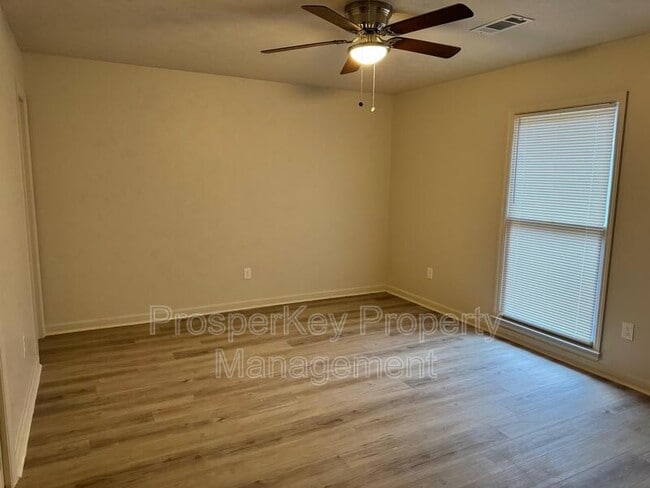 Building Photo - 1715 Scenic Dr