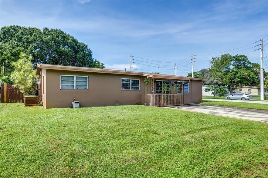 Primary Photo - 1001 SW 22nd Ter