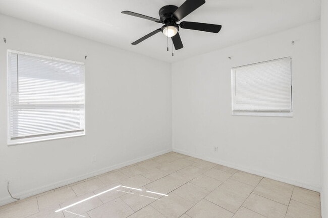 Building Photo - Home For Rent in St Pete!