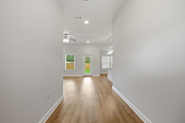 Building Photo - New 4 Bedroom in CRESTVIEW!!