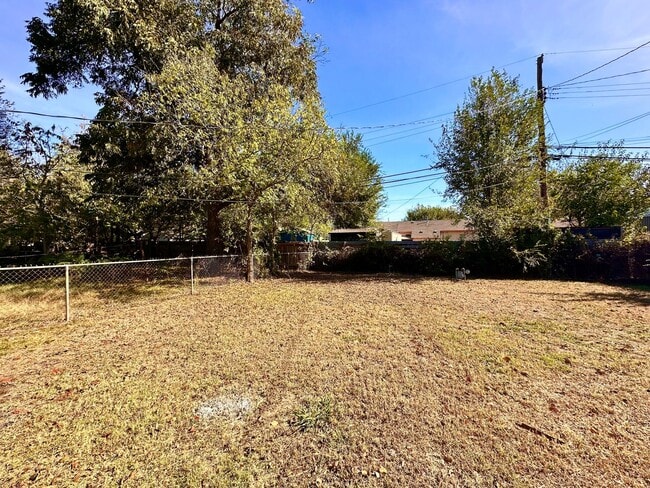 Building Photo - Newly Remodeled Home with Move-In Special!