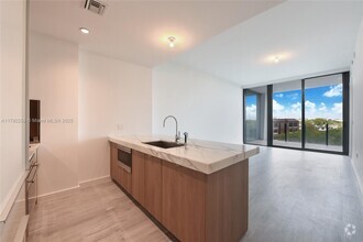 Building Photo - 2831 S Bayshore Dr
