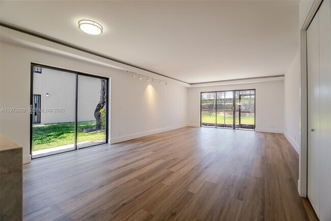 Building Photo - 370 Racquet Club Rd