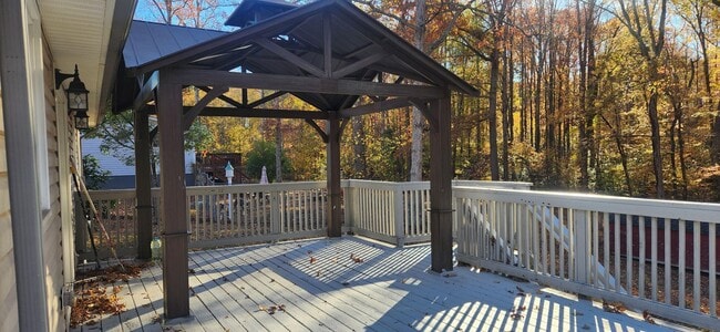 Building Photo - Cozy 3 Bedroom Rambler Nestled on a large ...